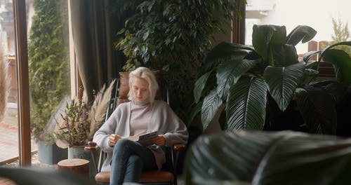 有关交叉的双腿, 坐, 女人的免费素材视频