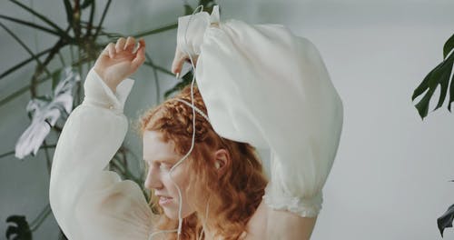 有关听音乐, 女性, 年轻女子的免费素材视频