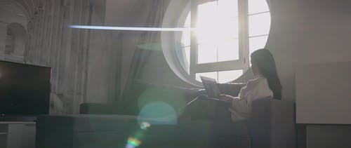 有关3C用品, 低角度拍摄, 坐的免费素材视频