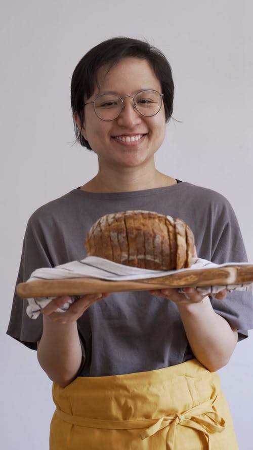 有关切片面包, 垂直视频, 女性的免费素材视频
