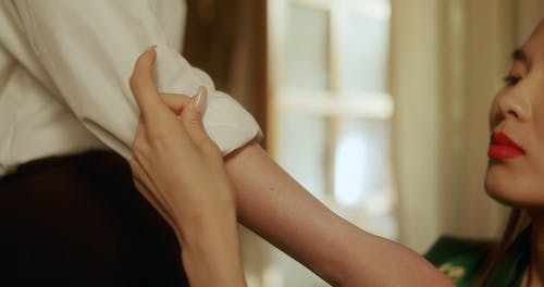 有关女人, 安全别针, 室内的免费素材视频