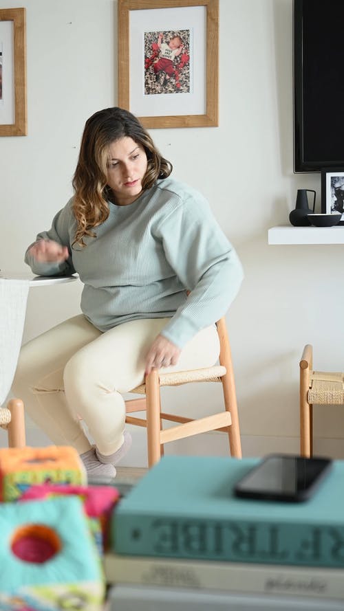 有关可爱, 坐, 垂直视频的免费素材视频