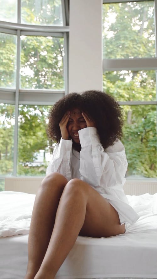 有关在家, 垂直视频, 女人的免费素材视频