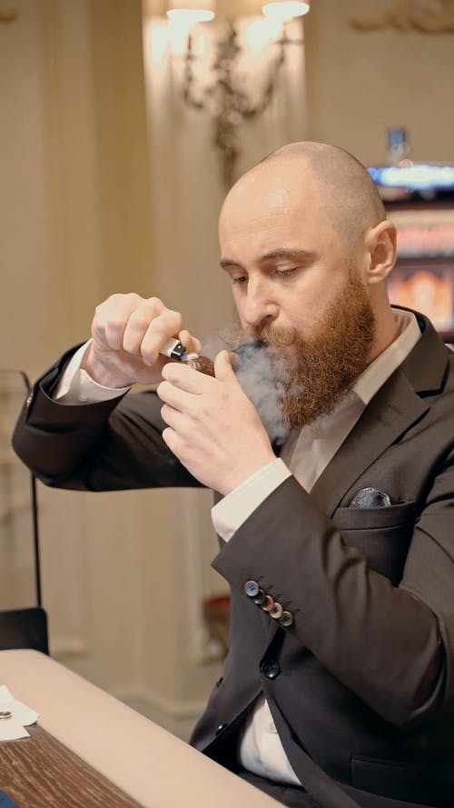 有关人, 坐, 垂直视频的免费素材视频