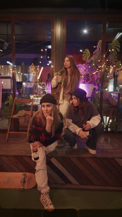 有关喝, 在晚上, 垂直视频的免费素材视频