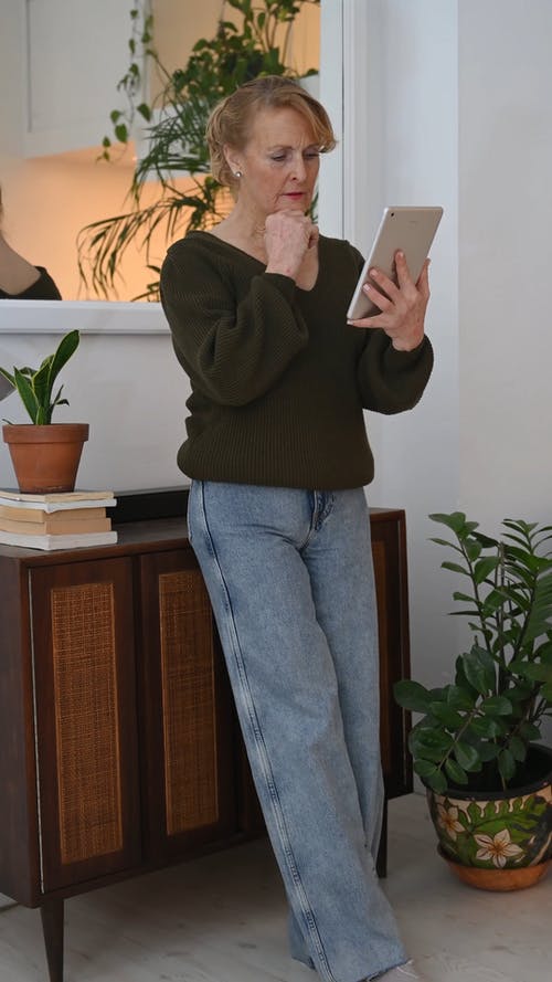 有关3C用品, 垂直视频, 室内的免费素材视频