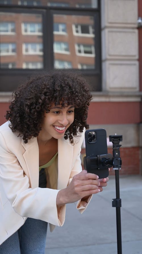 有关三脚架, 休闲装, 垂直视频的免费素材视频