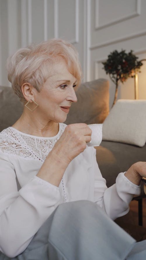 有关垂直视频, 女人, 客厅的免费素材视频