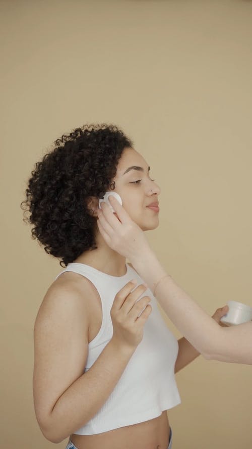 一个女人用毛巾洗脸清洁 · 免费素材视频