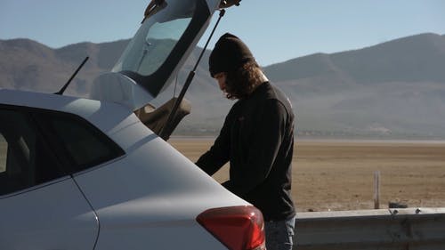 有关（顶部有小羊毛球的）羊毛帽子, 人, 公路旅行的免费素材视频