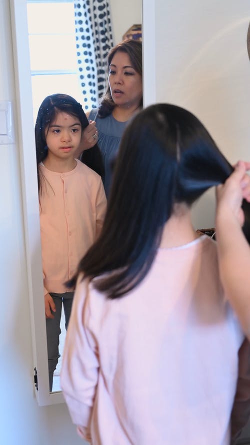 有关儿童, 反射, 发刷的免费素材视频