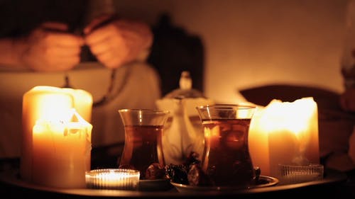 有关暗室, 水壶, 点燃的蜡烛的免费素材视频