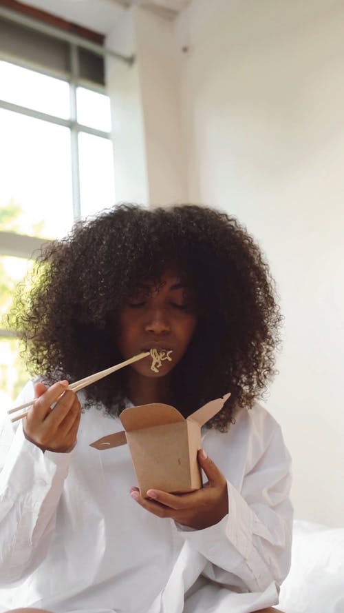 有关吃, 喜怒无常, 坐的免费素材视频