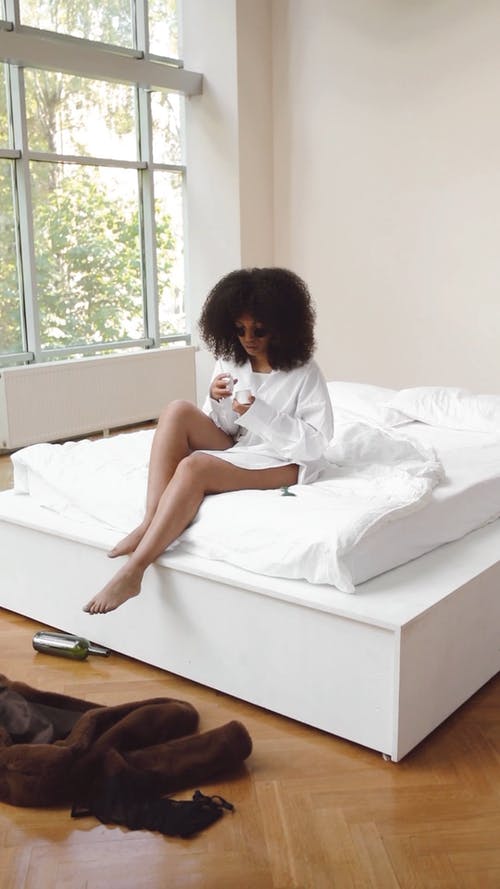 有关人, 垂直视频, 床的免费素材视频