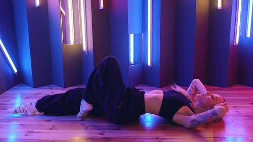 有关地板, 女人, 姿势的免费素材视频