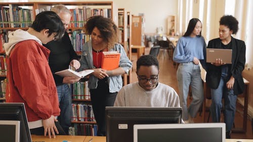 有关图书, 图书馆, 坐的免费素材视频