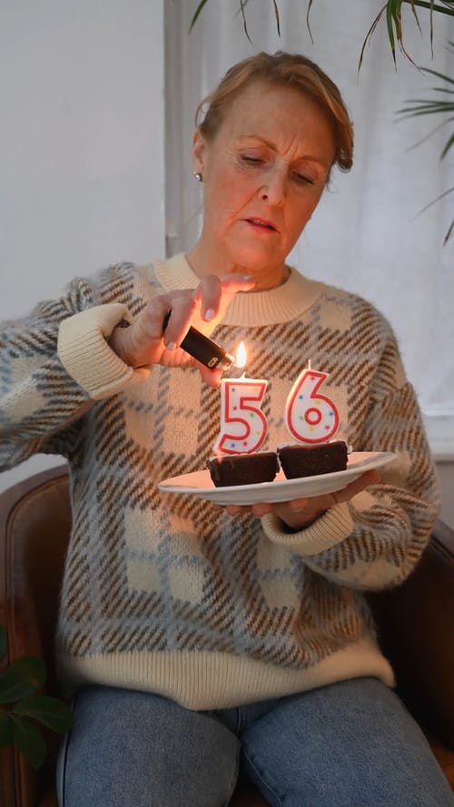 有关在家, 坐, 垂直视频的免费素材视频