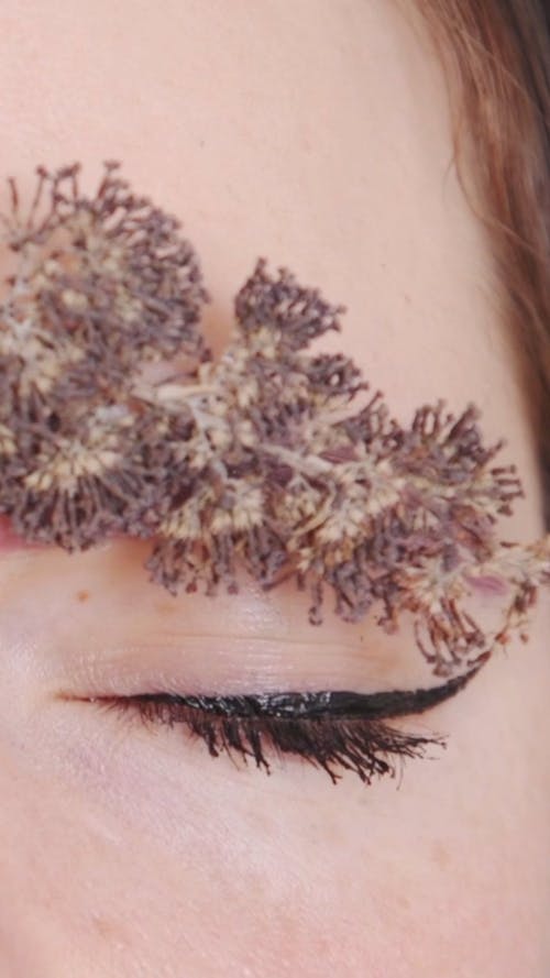 有关垂直视频, 女人, 极端的特写的免费素材视频