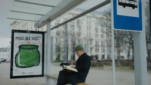 有关公车站, 坐, 城市的免费素材视频