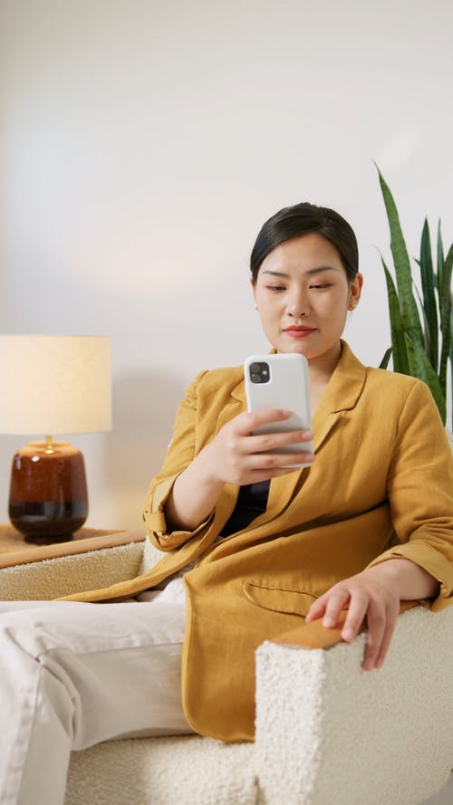 有关3C用品, 坐, 垂直视频的免费素材视频