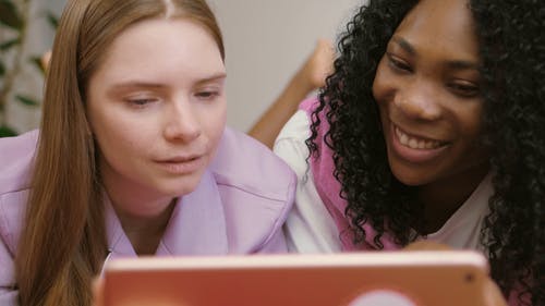 有关一起, 使用平板电脑, 大笑的免费素材视频