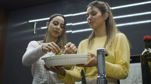 有关互联网, 低角度视图, 女性的免费素材视频