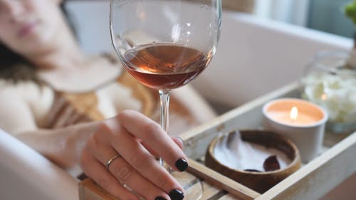 有关和平, 喝, 女人的免费素材视频