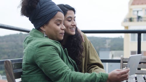 有关LGBT-H, 吻, 坐的免费素材视频