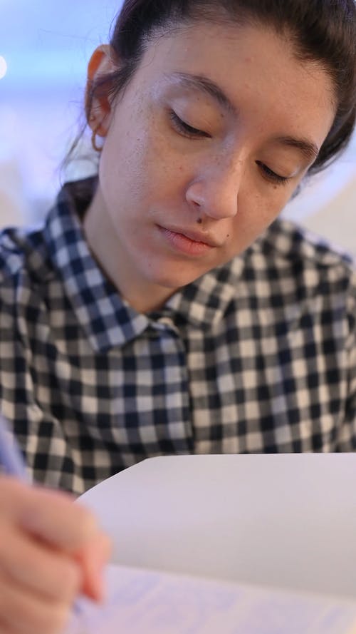 有关垂直视频, 女人, 写作的免费素材视频