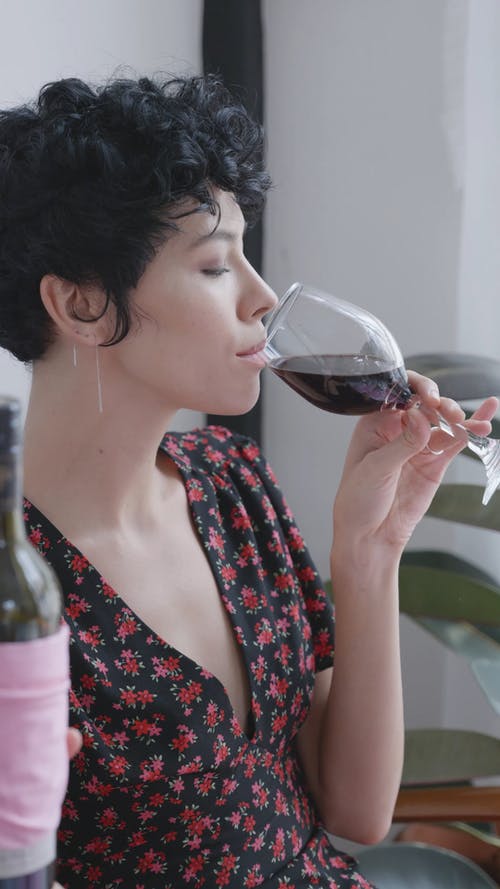 有关侧, 喝, 垂直视频的免费素材视频