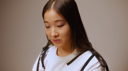 有关大头贴, 女人, 往下看的免费素材视频