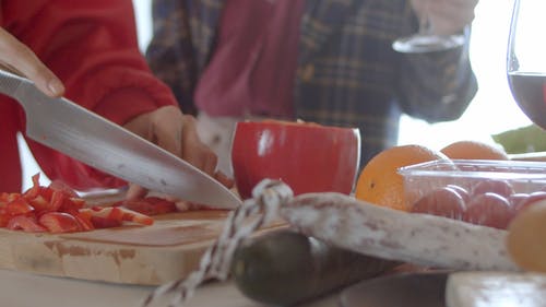 有关刀, 切片, 切菜板的免费素材视频