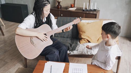 有关人, 原声吉他, 吉他弦的免费素材视频