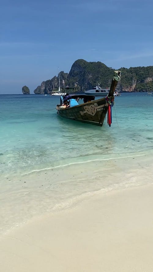 有关停泊, 垂直视频, 岸边的免费素材视频