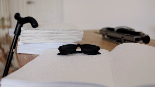 有关不露面, 图书, 墨镜的免费素材视频