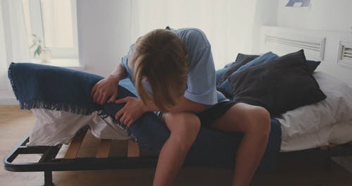 有关下, 在家, 坐的免费素材视频