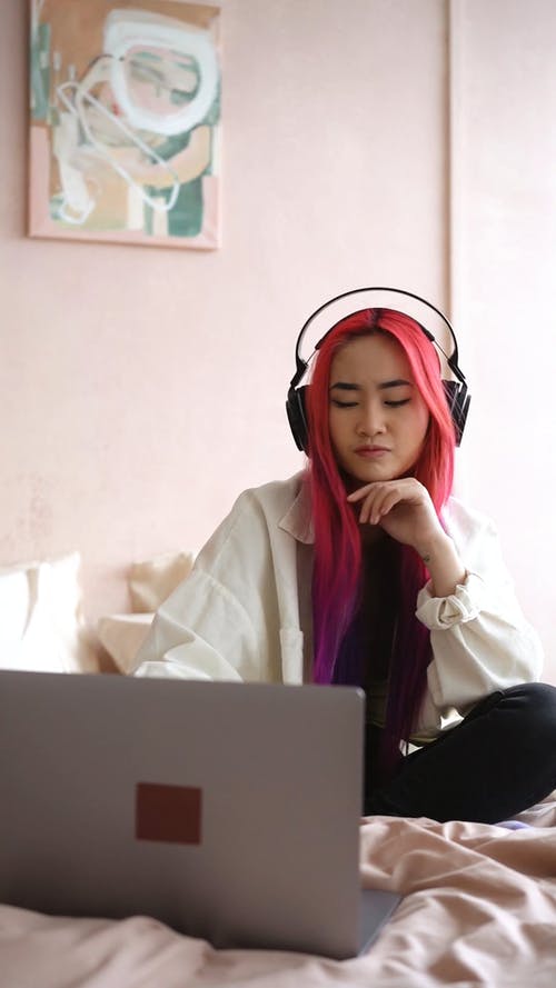 有关3C用品, 倾听, 坐的免费素材视频