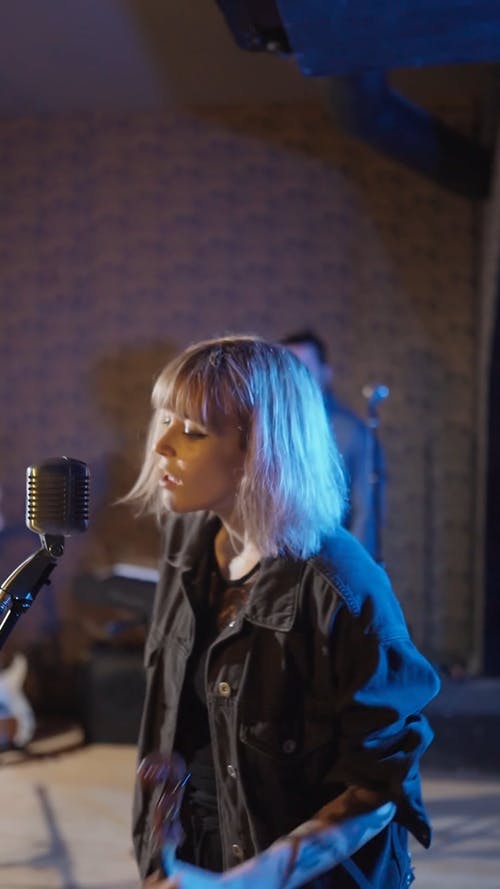 有关唱歌, 垂直视频, 女人的免费素材视频