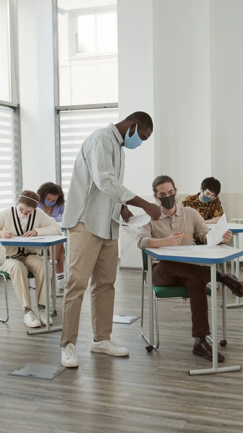 有关伸出援手, 口罩, 多样化的免费素材视频