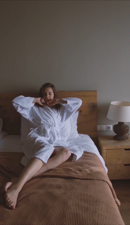 有关垂直视频, 女人, 床的免费素材视频