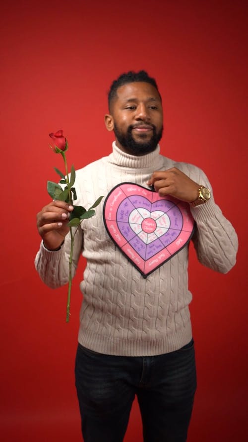 拿着情人节礼物的白色长袖衬衣的人 · 免费素材视频