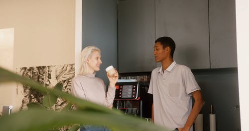 有关一对, 休息时间, 办公空间的免费素材视频