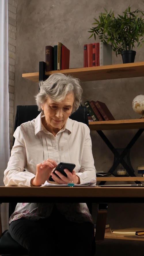 有关3C用品, 图书, 坐的免费素材视频