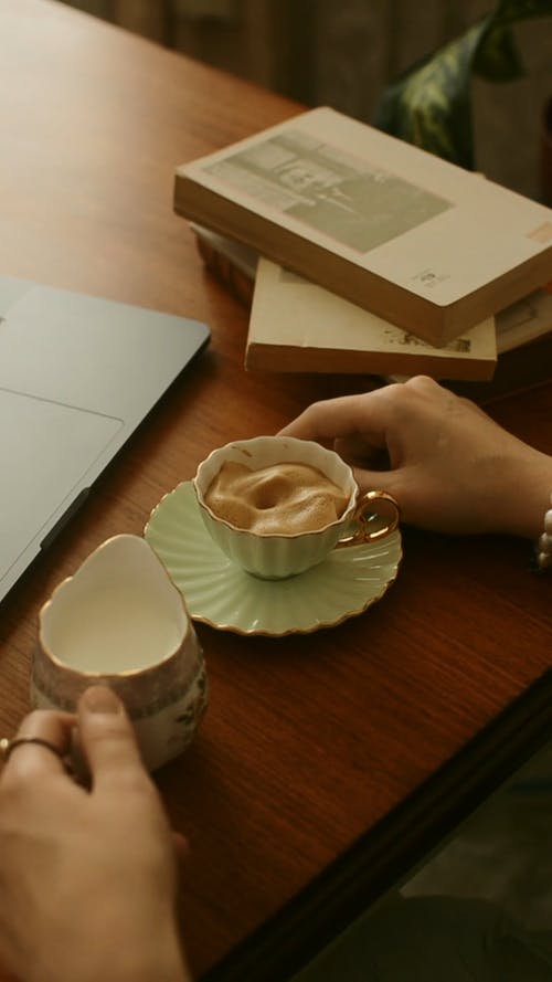 有关倾注, 垂直视频, 手的免费素材视频