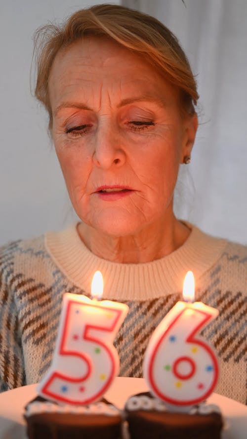有关吹, 垂直视频, 女人的免费素材视频