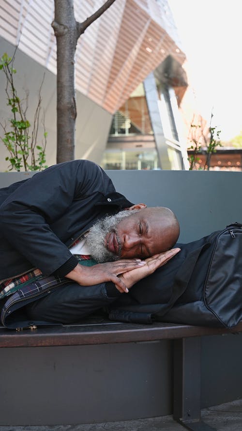 有关人, 伤心, 垂直视频的免费素材视频