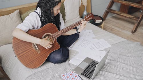 有关人, 原声吉他, 坐的免费素材视频