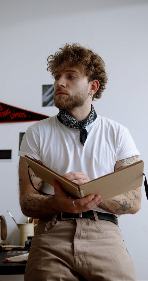 有关t恤, 上网, 人的免费素材视频