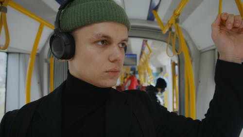 有关（顶部有小羊毛球的）羊毛帽子, 乘客, 公共交通的免费素材视频