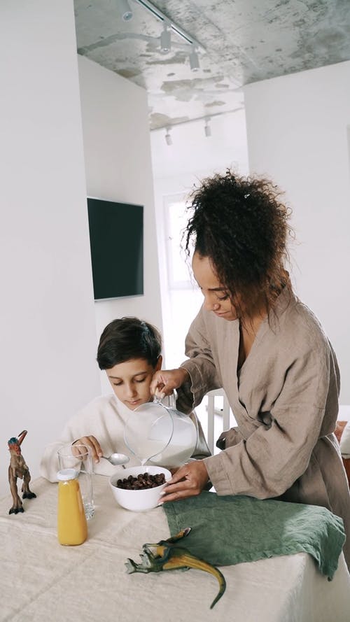 有关倾注, 儿子, 垂直视频的免费素材视频